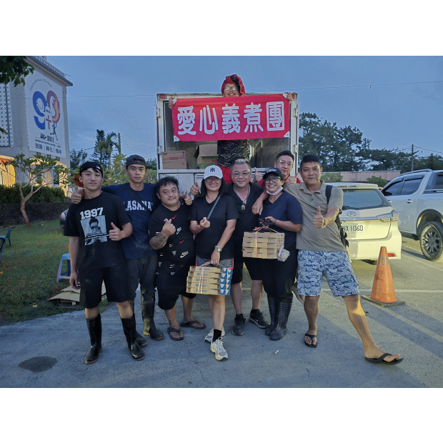 堂哥趕送愛心披薩到光復.jpg